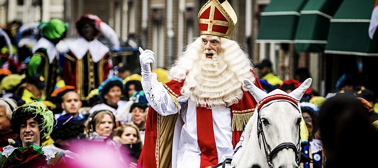 Sinterklaas hozza az ajándékot